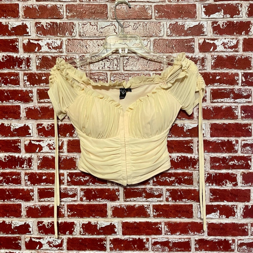 Windsor NWT cream off shoulder corset style crop bodice top. Medium